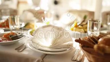 在公司圣诞生日的时候，在阳光下提供精美的宴会桌上，有不同的食物、小吃和开胃菜